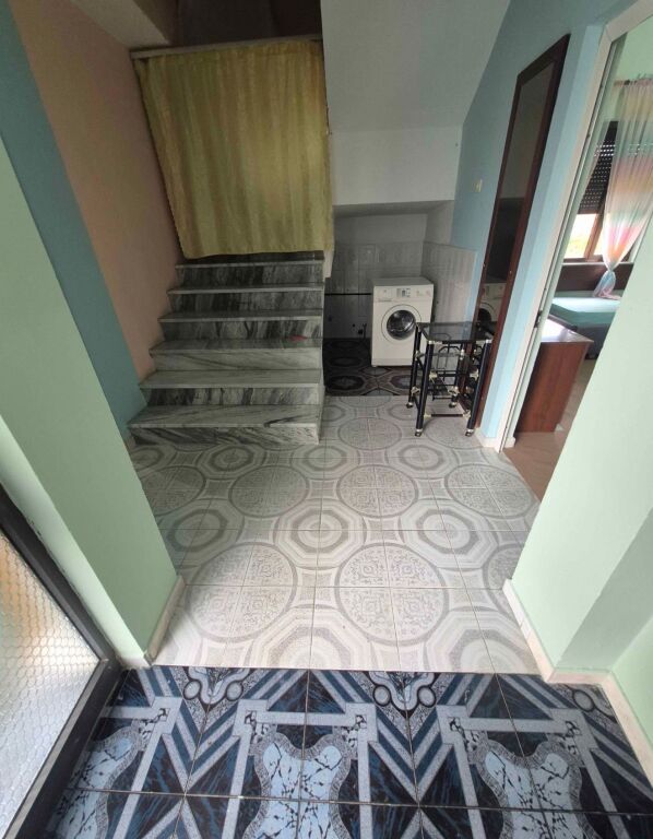 Jepet   2 Hyrje Apartament  ne Vile  2+1 me Qera Mine Peza  prane Prokurorise