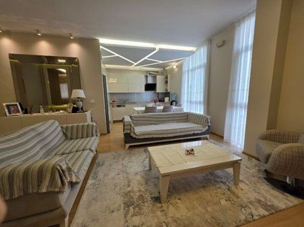 Shitet, Apartament 2+1+2, Kompleksi "Kika 2", Komuna Parisit, Tiranë.