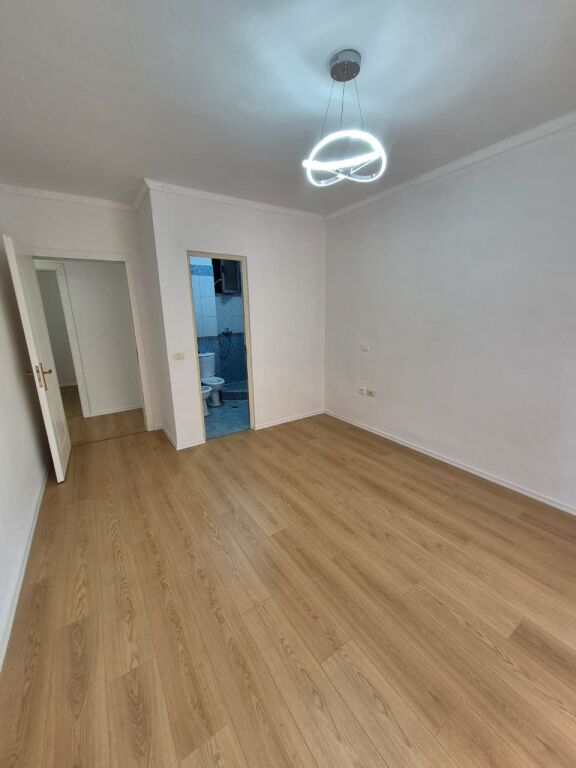 Shitet apartament 2+1+2 tek Fresku , prane Fastfood Mendi .