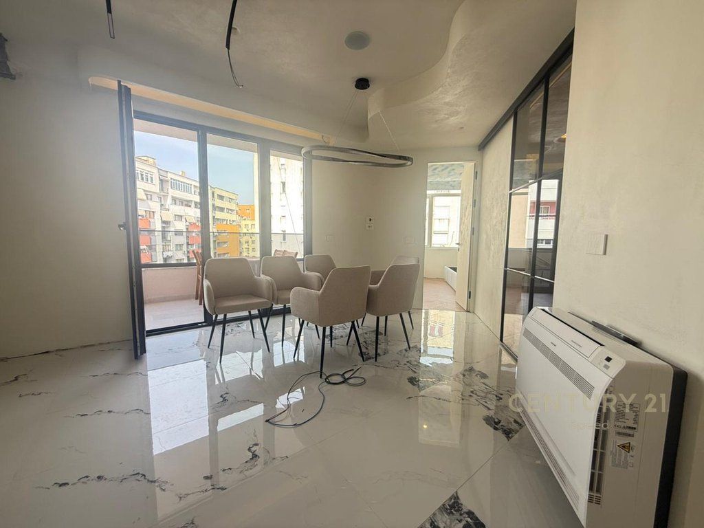 Në Unazën e Re ofrohet për shitje një apartament modern 2+1+2!