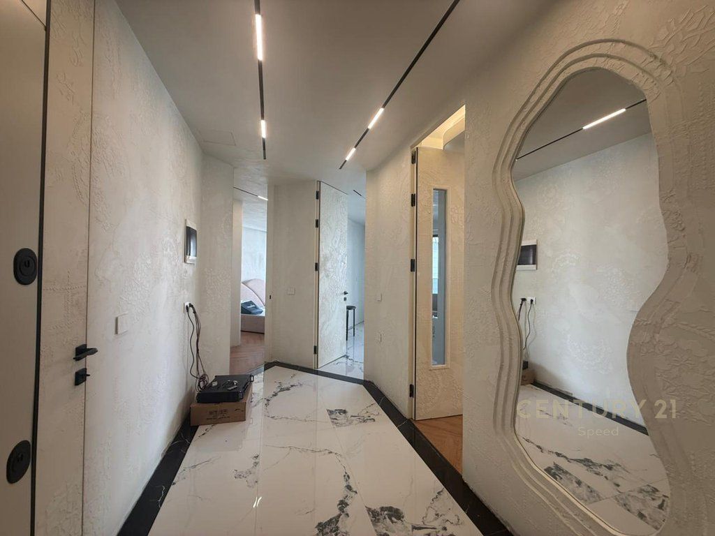 Në Unazën e Re ofrohet për shitje një apartament modern 2+1+2!