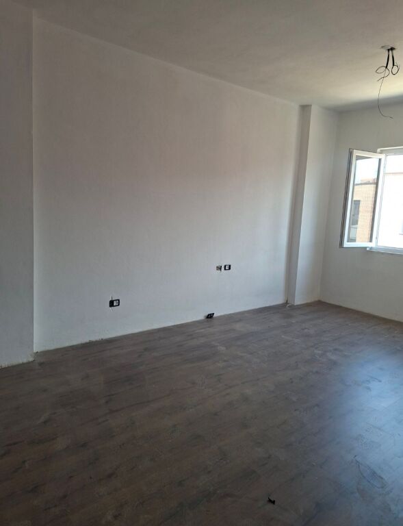 Shitet Apartament 2+1 ne Kamez