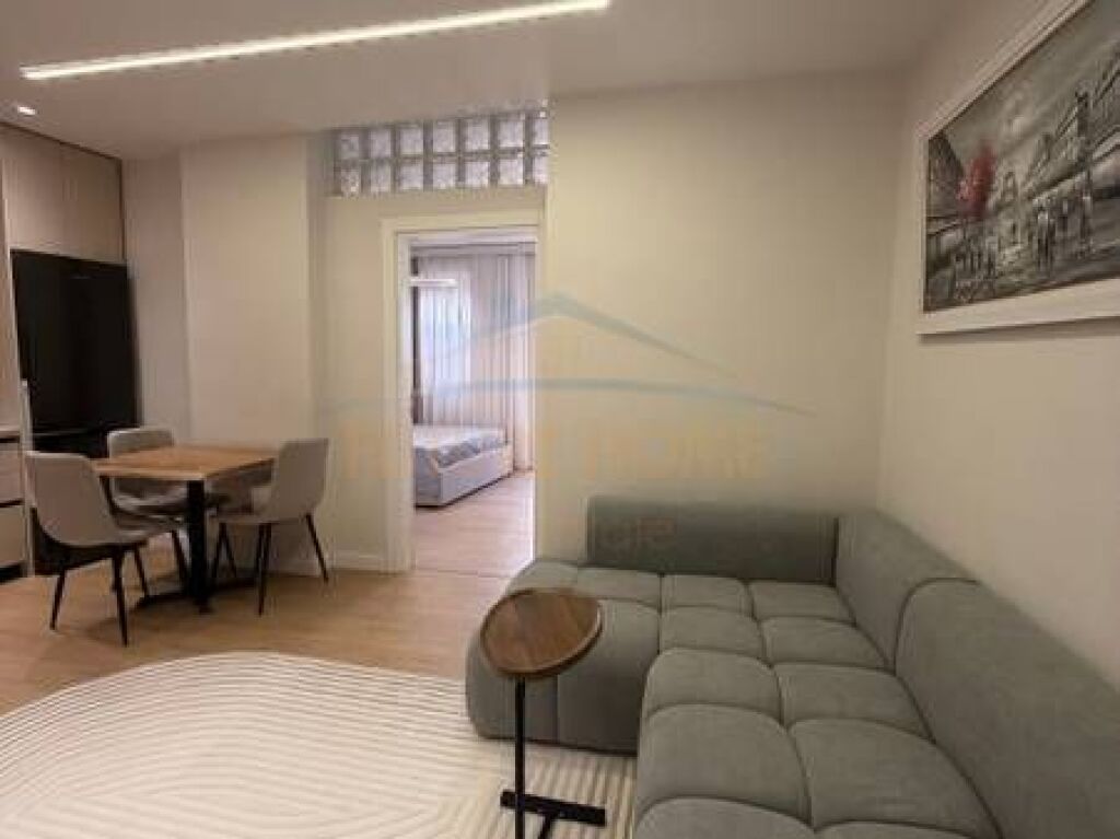 In vendita, Appartamento 1+1, Via delle Barricate, Tirana