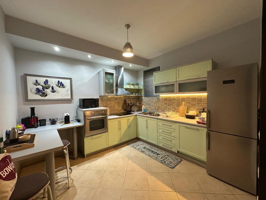 Qira,Apartament 2+1+2,Myslym Shyri,pranë Hotel Europa,Tiranë.