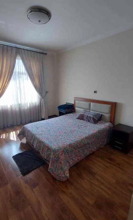 Komuna e Parisit, jepet me qera apartament 2+1 i mobiluar.