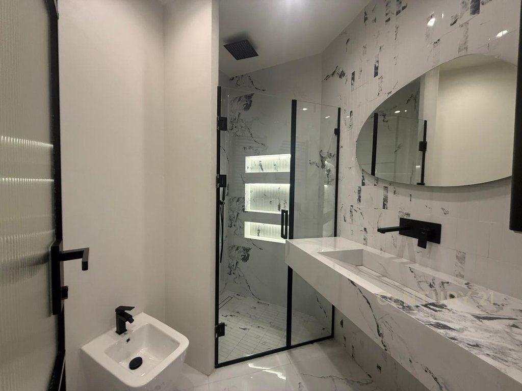 Në Unazën e Re ofrohet për shitje një apartament modern 2+1+2!