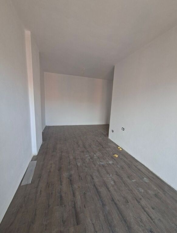 Shitet Apartament 2+1 ne Kamez