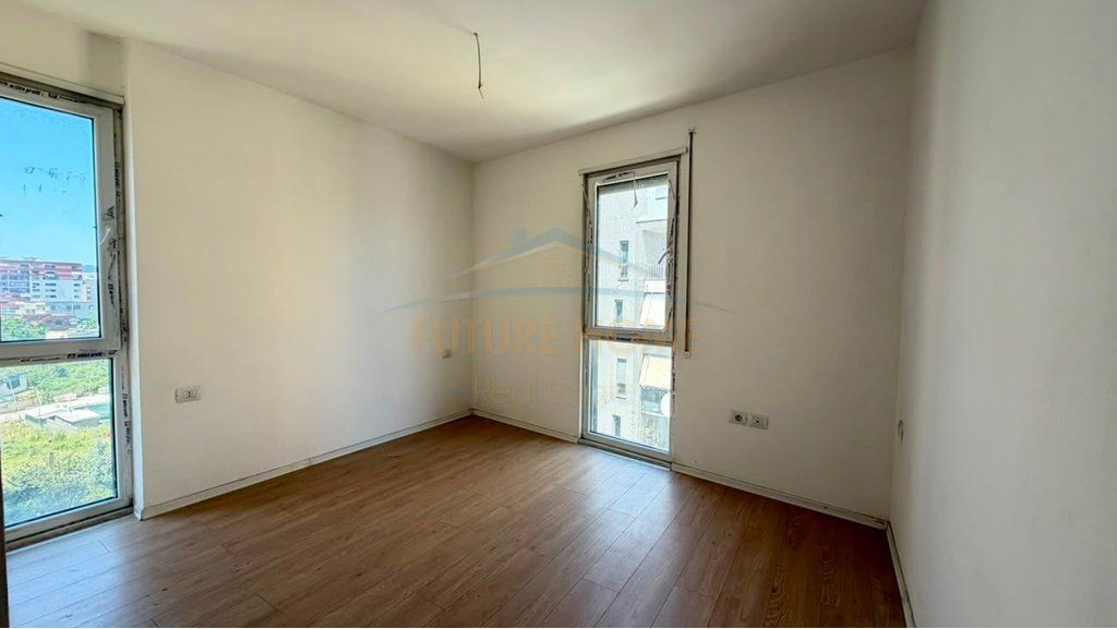 Shitet,Apartament 2+1+2+Post parkimi, Ish Parku i Autobuzave, Tirane