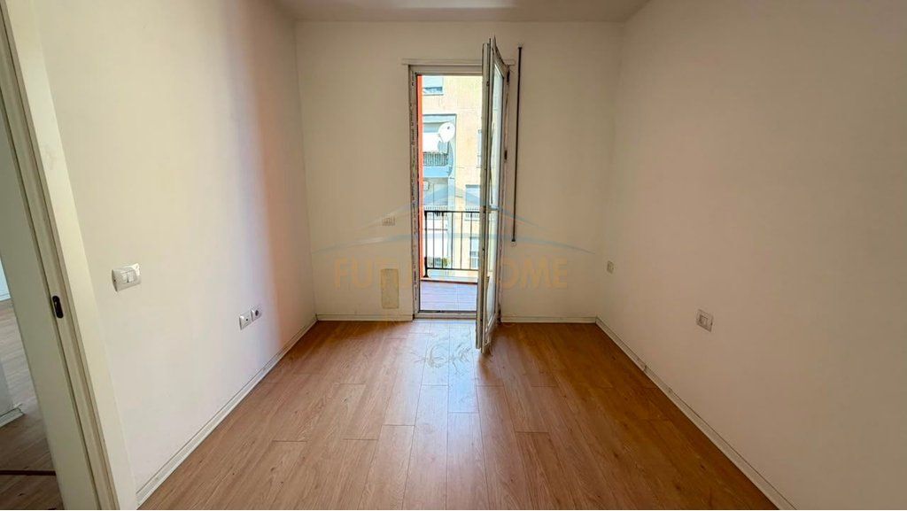 Shitet,Apartament 2+1+2+Post parkimi, Ish Parku i Autobuzave, Tirane