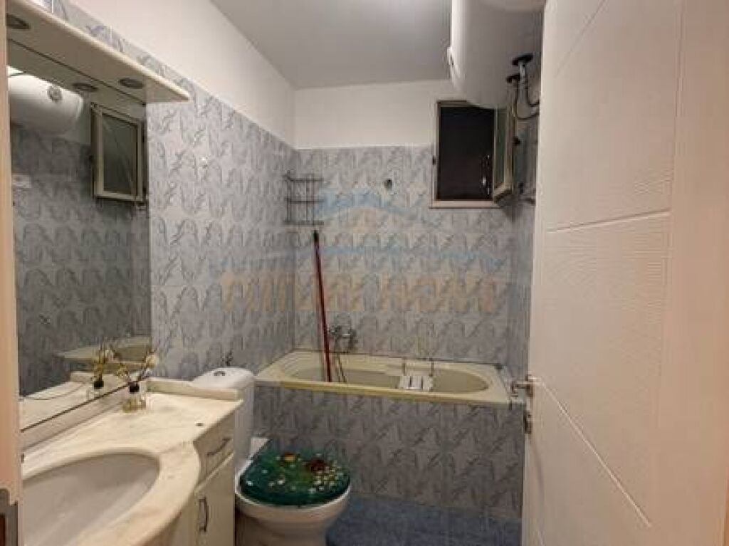 In vendita, Appartamento 1+1, Via delle Barricate, Tirana