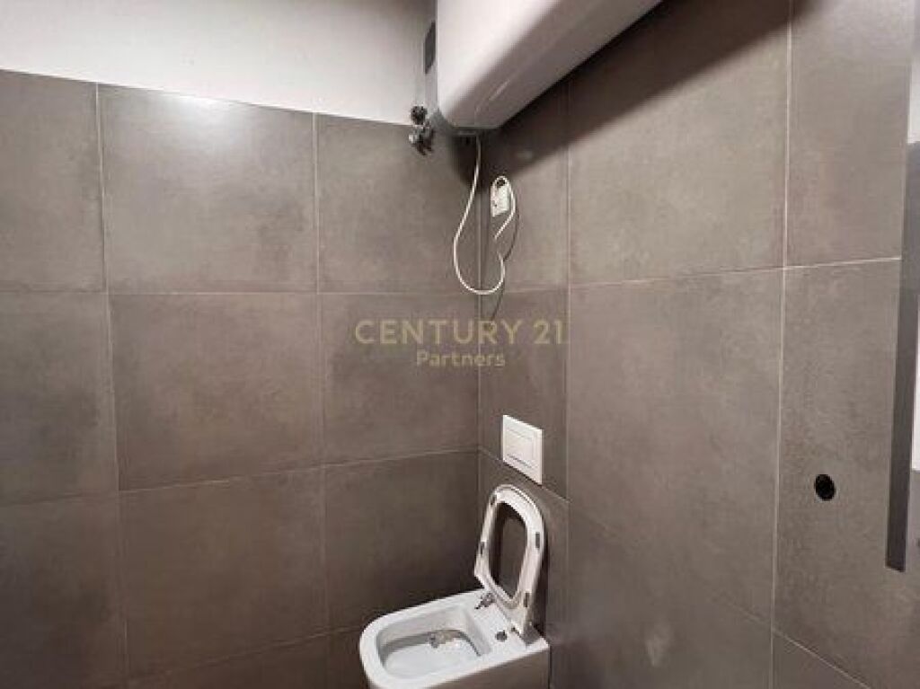 JAPIM ME QIRA ZYRE 115 M2 PRANE BEGA 07, KOMUNA E PARISIT