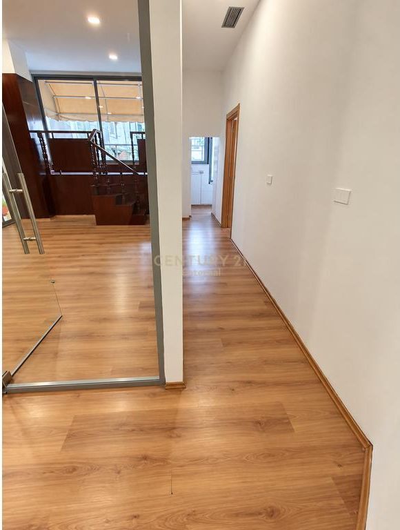 Piazza Skenderbej - Locale Commerciale in Affitto 65m2