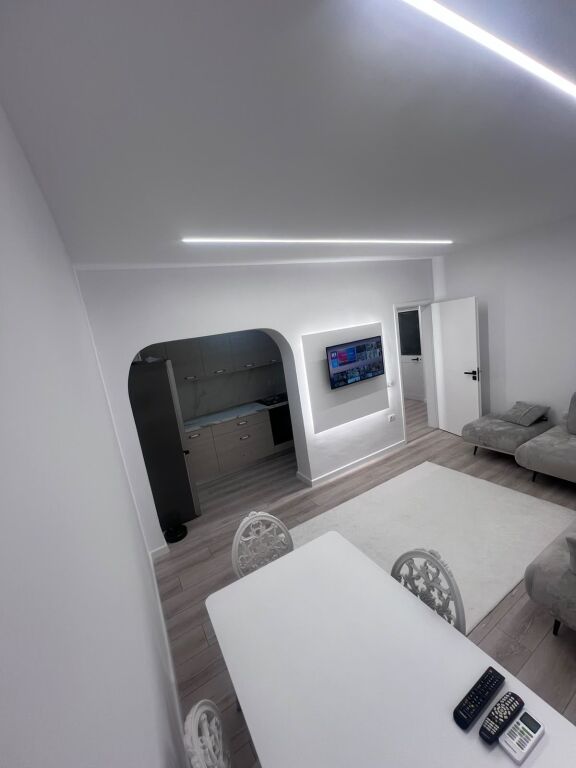 **Apartament 1+1 me Qira pranë Kryqëzimit të 21 Dhjetorit**