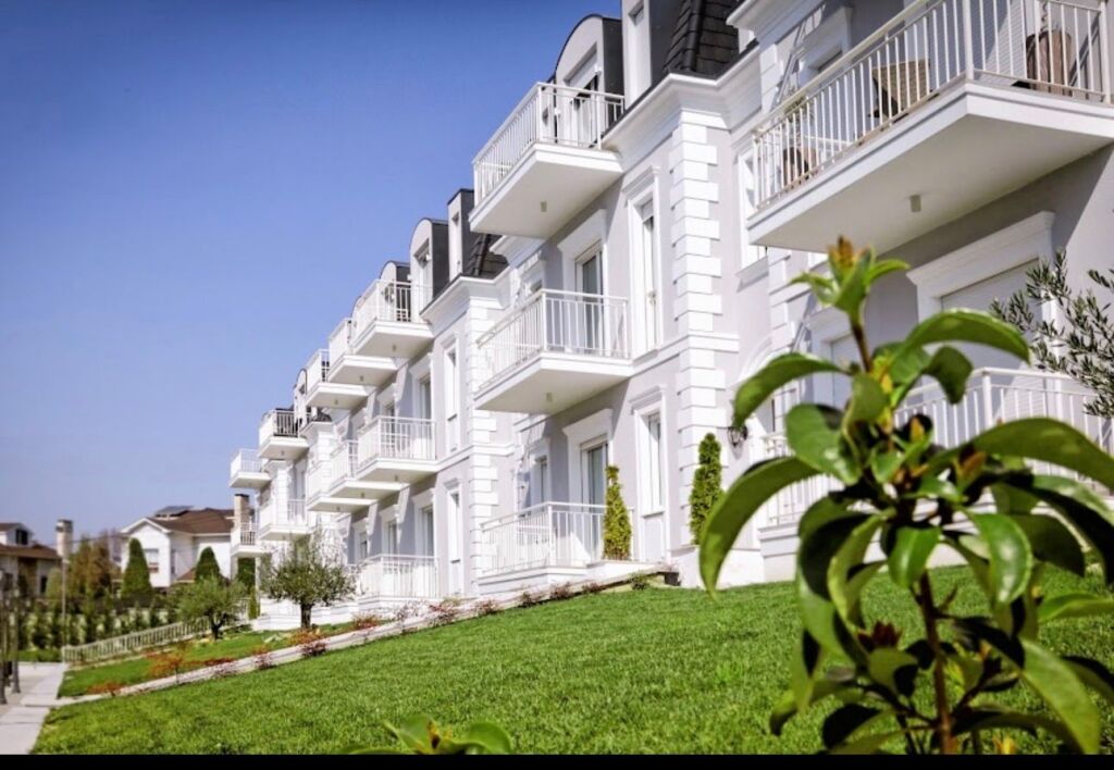 Shitet apartamet 2+1+post parkimi + depo teg  