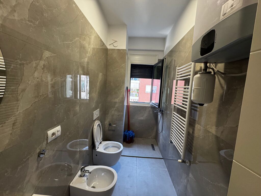 Apartament me qera 3+1 plus post parkimi rruga kosovareve
