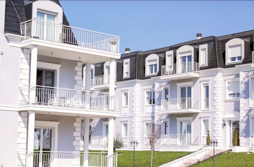 Shitet apartamet 2+1+post parkimi + depo teg  