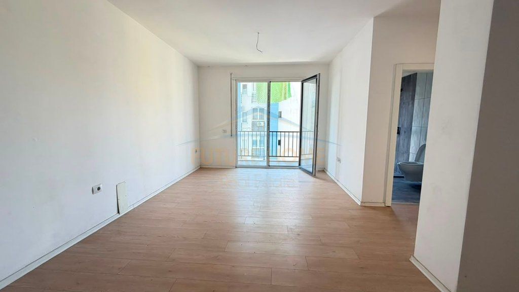Shitet,Apartament 2+1+2+Post parkimi, Ish Parku i Autobuzave, Tirane