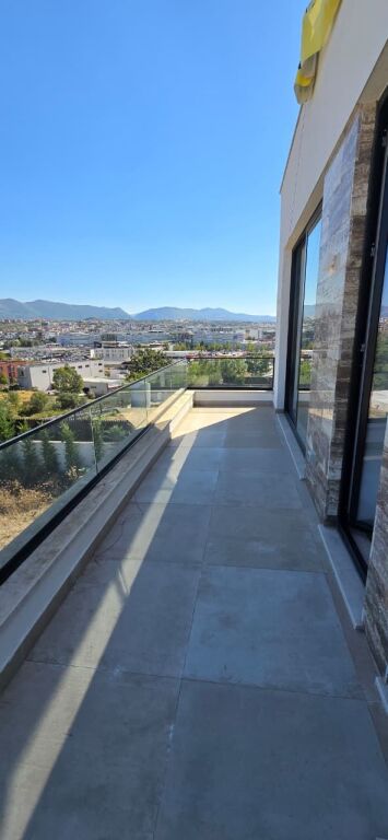 🏡 SHITET VILË 3-KATËSHE ME PISHINË DHE TARRACË – MJULL-BATHORE