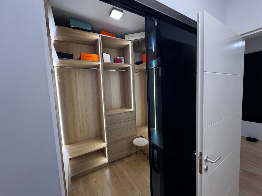 Apartament me qera 3+1 plus post parkimi rruga kosovareve
