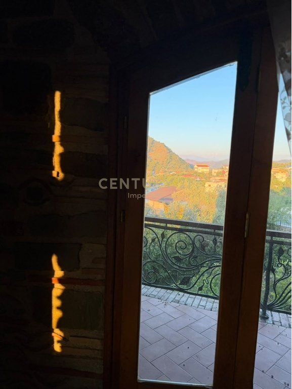 VILË LUKSOZE NË SHITJE – QENDËR, NDROQ 🏡 78,000,000 Lekë