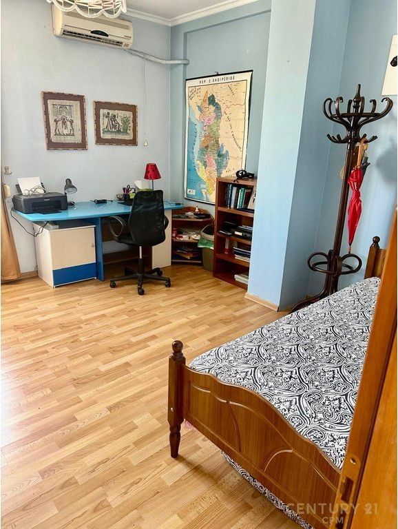 NEL COMUNE DI PARIGI VENDIAMO UN SUPER APPARTAMENTO 2+1+VERANDA VICINO A KIKA 1  !