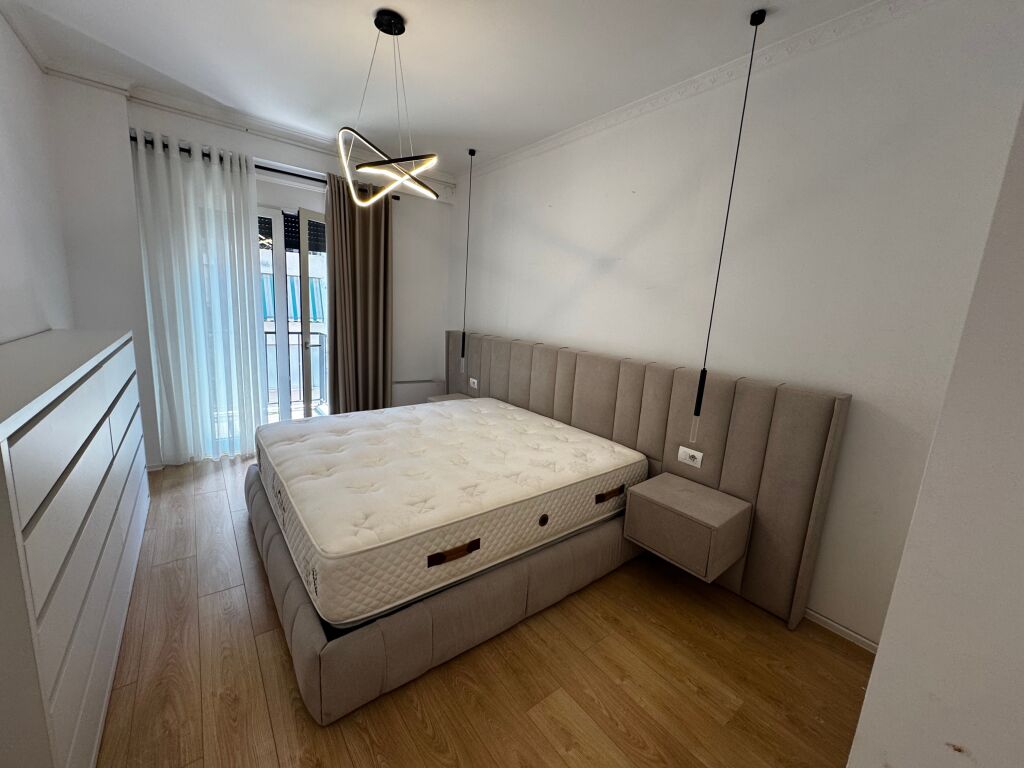 Apartament me qera 3+1 plus post parkimi rruga kosovareve