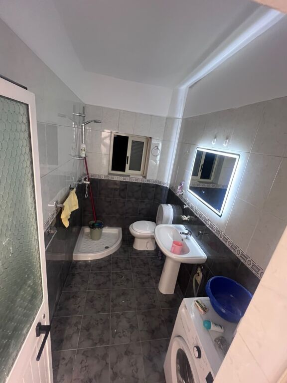 **Apartament 1+1 me Qira pranë Kryqëzimit të 21 Dhjetorit**