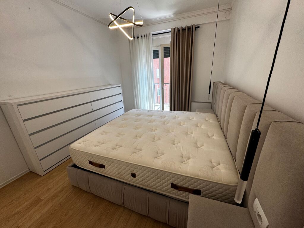 Apartament me qera 3+1 plus post parkimi rruga kosovareve