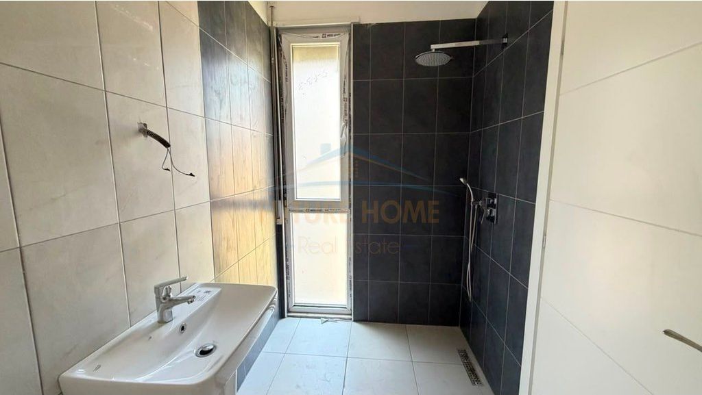 Shitet,Apartament 2+1+2+Post parkimi, Ish Parku i Autobuzave, Tirane