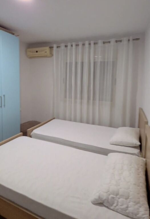 Jepet apartament 3+1 me qira tek Rruga Myslym Shyri .
