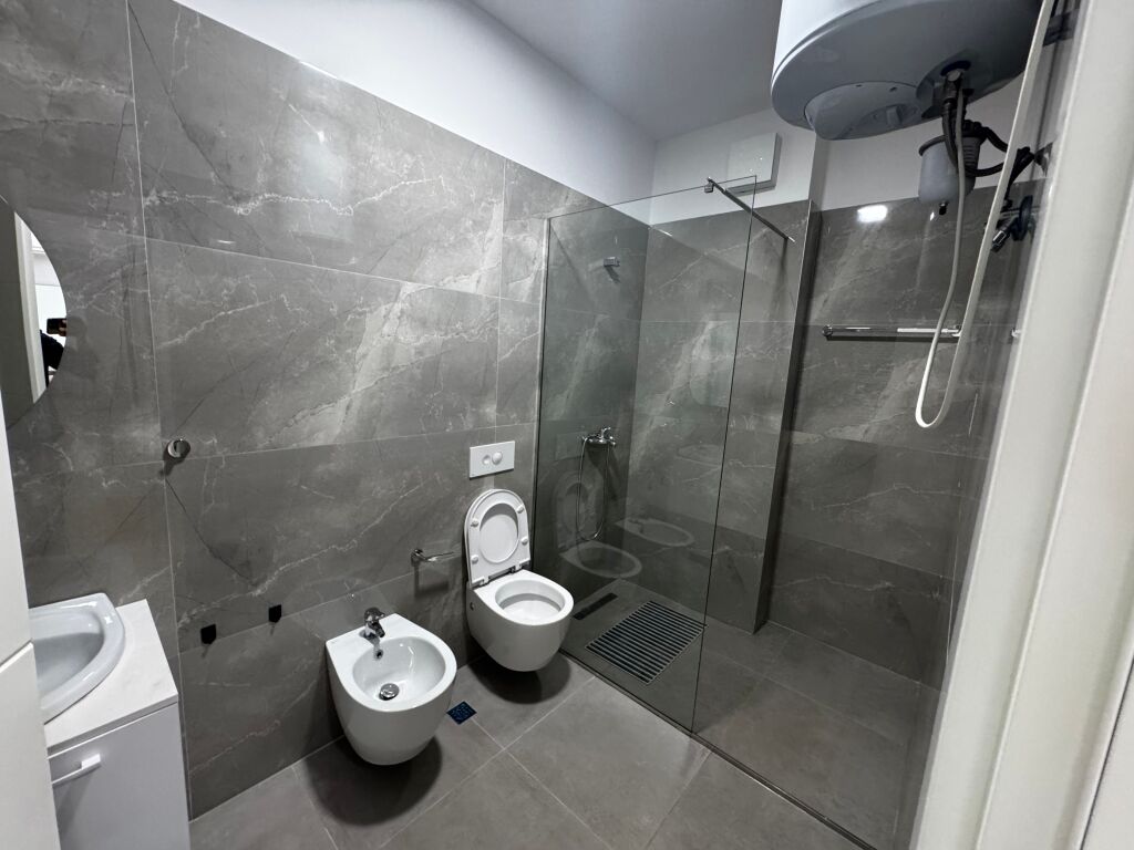 Apartament me qera 3+1 plus post parkimi rruga kosovareve