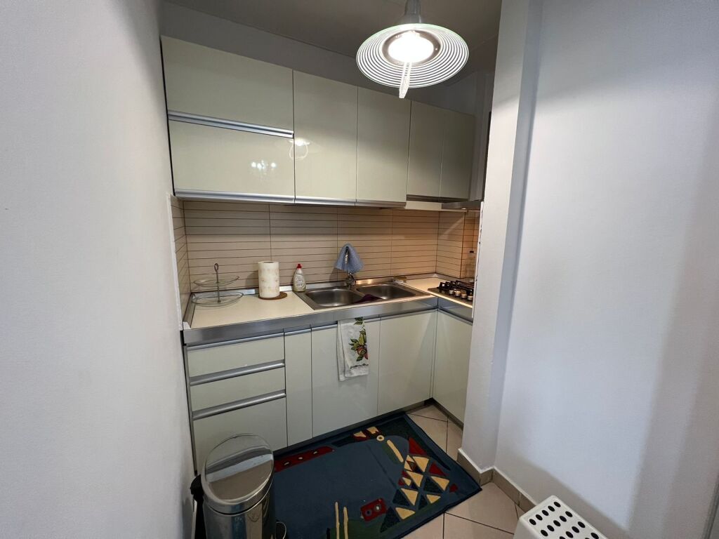 Shitet Apartament 3+1 Rruga e Kavajes