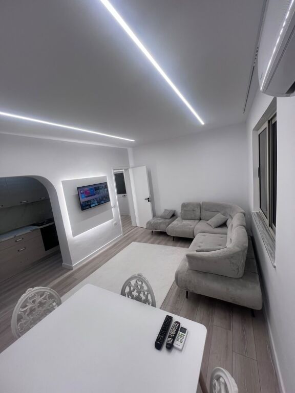 **Apartament 1+1 me Qira pranë Kryqëzimit të 21 Dhjetorit**