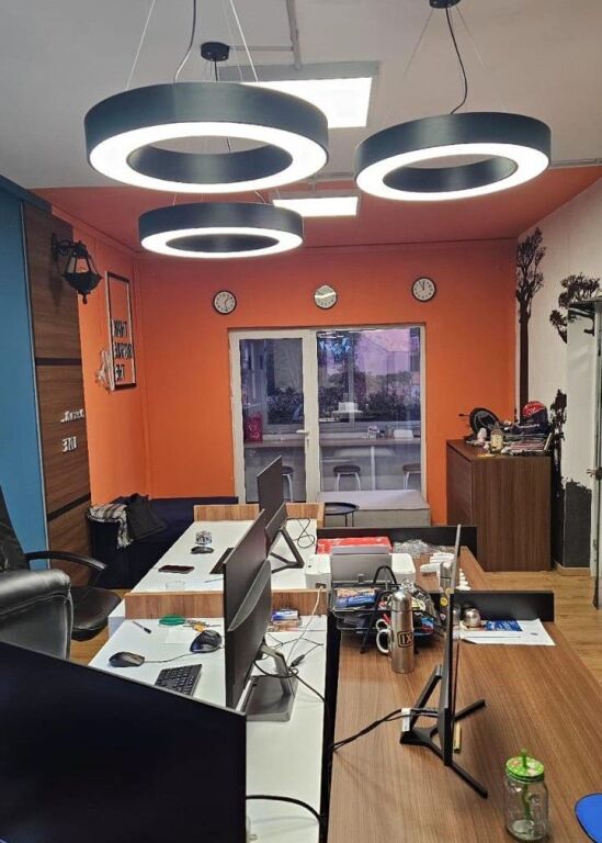 📌 JEPET ME QIRA VILË 3-KATËSHE – BLLOK