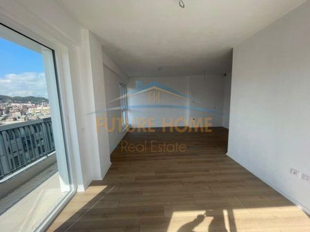 Shitet, Apartament 3+1+2+Verandë, Komuna e Parisit, Tiranë