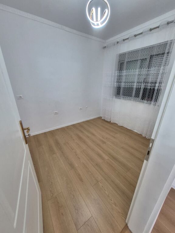 Shitet apartament 2+1+2 tek Fresku , prane Fastfood Mendi .