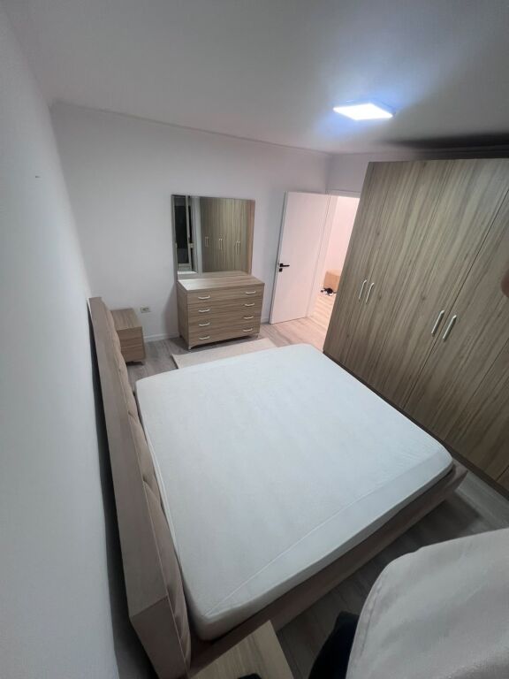 **Apartament 1+1 me Qira pranë Kryqëzimit të 21 Dhjetorit**