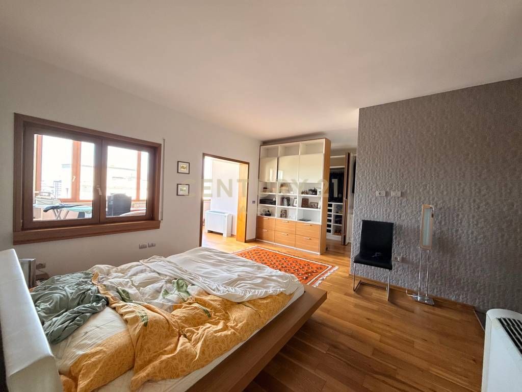 SHITET APARTAMENT 2+1+3+ 2 POSTE PARKIMI TE GALERIA, ISH KINEMA 17 NENTORI