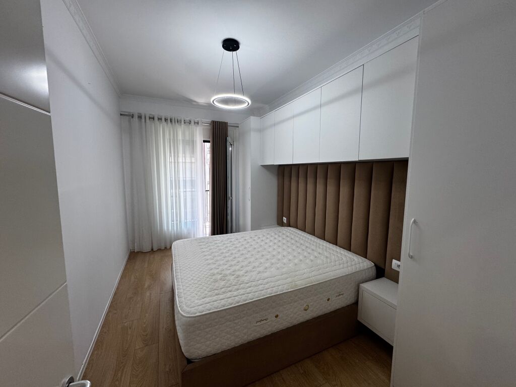Apartament me qera 3+1 plus post parkimi rruga kosovareve