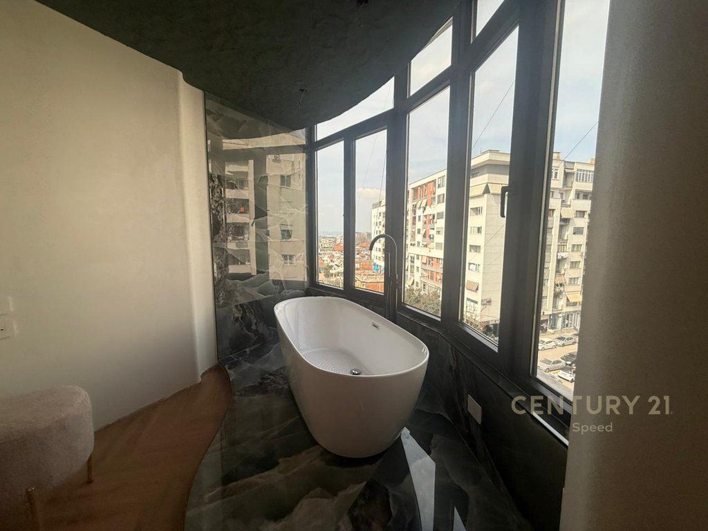 Në Unazën e Re ofrohet për shitje një apartament modern 2+1+2!