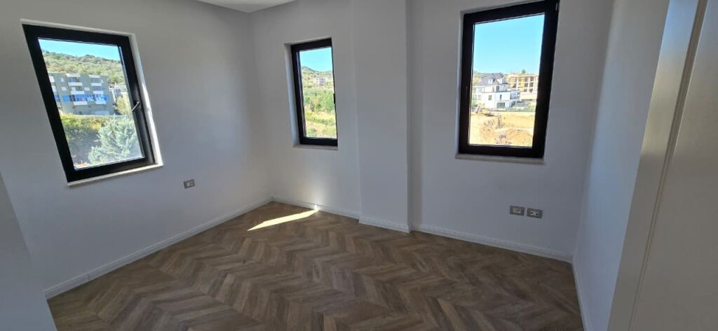 🏡 SHITET VILË 3-KATËSHE ME PISHINË DHE TARRACË – MJULL-BATHORE