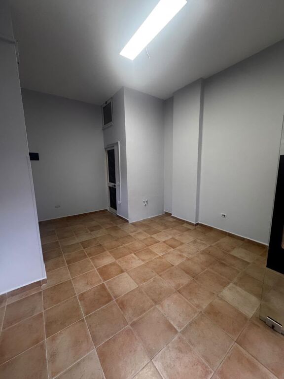 Affittasi negozio in via Fortuzi