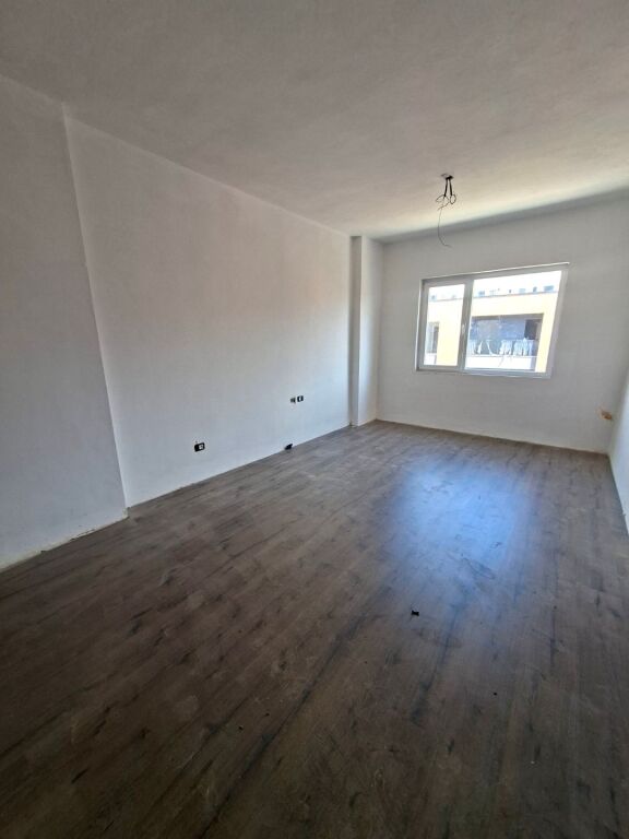 Shitet Apartament 2+1 ne Kamez