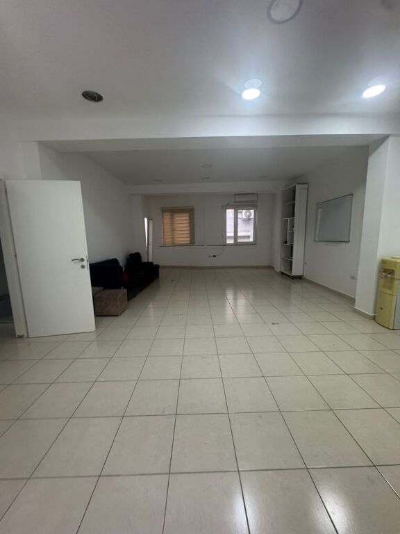 🏢 LOCALE IN AFFITTO – SPAZIO PER ATTIVITÀ COMMERCIALE
