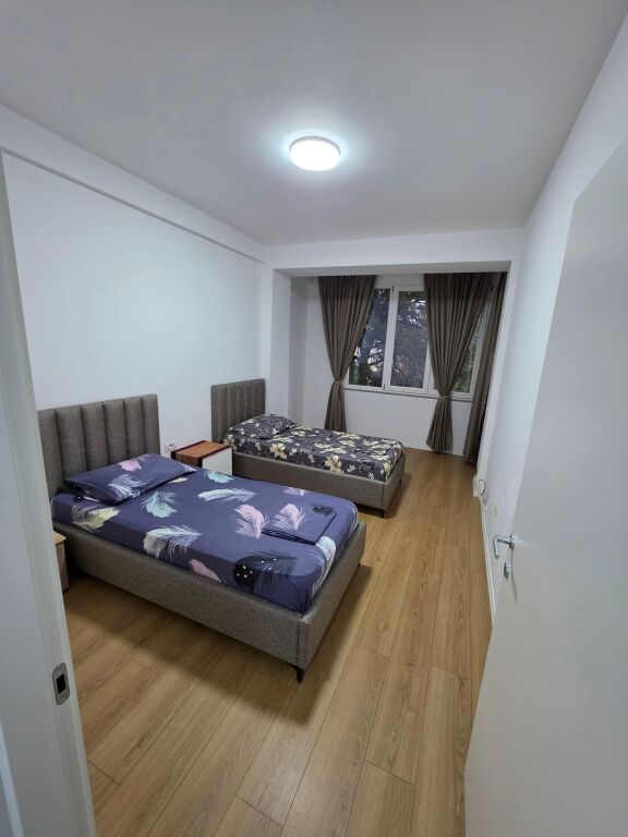 Rruga Kongresi i Manastirit, jepet me qera ne katin e 3-te te nje vile apartament 2+1,i mobiluar 70,000Leke
