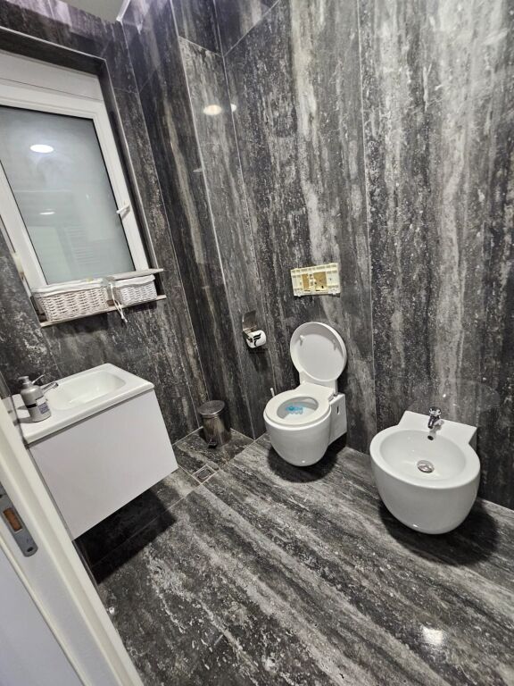 APARTAMENT ME QERA 3+1+3+POST PARKIMI KODRA E DIELLIT 120.000 LEKE FH-95380