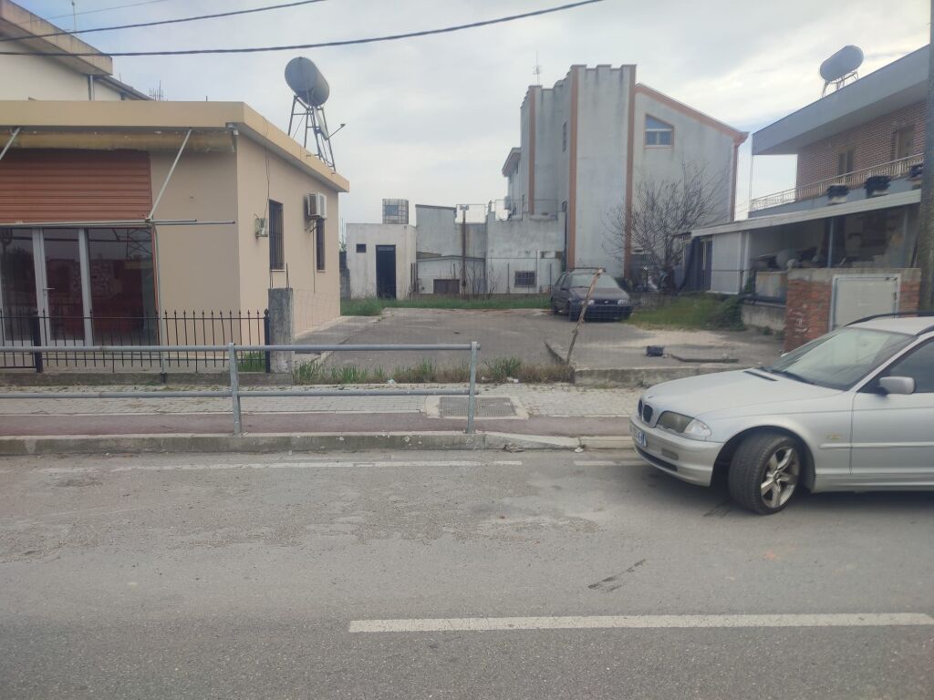 SHITET TOKE PRANE RRUGES SE UNIVERSITETIT, DURRES