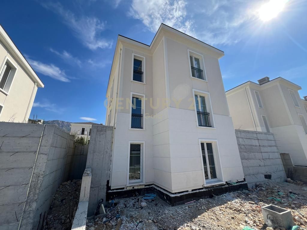 WE SELL INDIVIDUAL VILLA – ROLLING HILLS LAKE !!