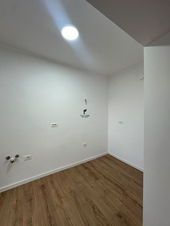 VENDESI APPARTAMENTO 1+1 MERCATO ELETTRICO 12.600.000 LEKE  FH-95413