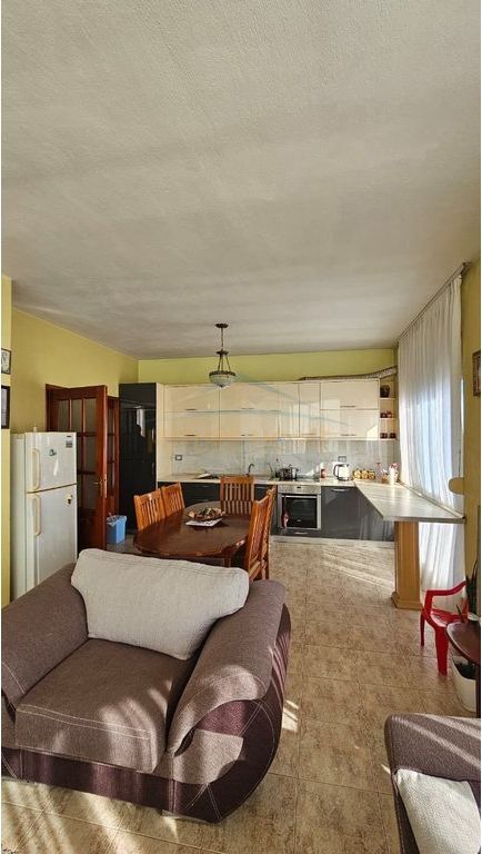 Shitet, Apartament 3+1+2, Stacioni Trenit, Durrës